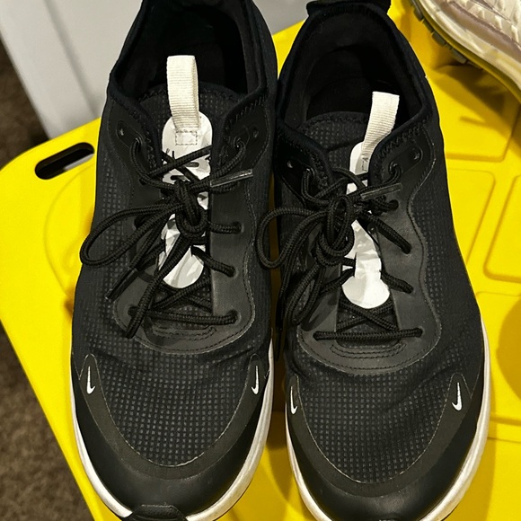 Women’s Nike Black and White Sneakers - Picture 2 of 6